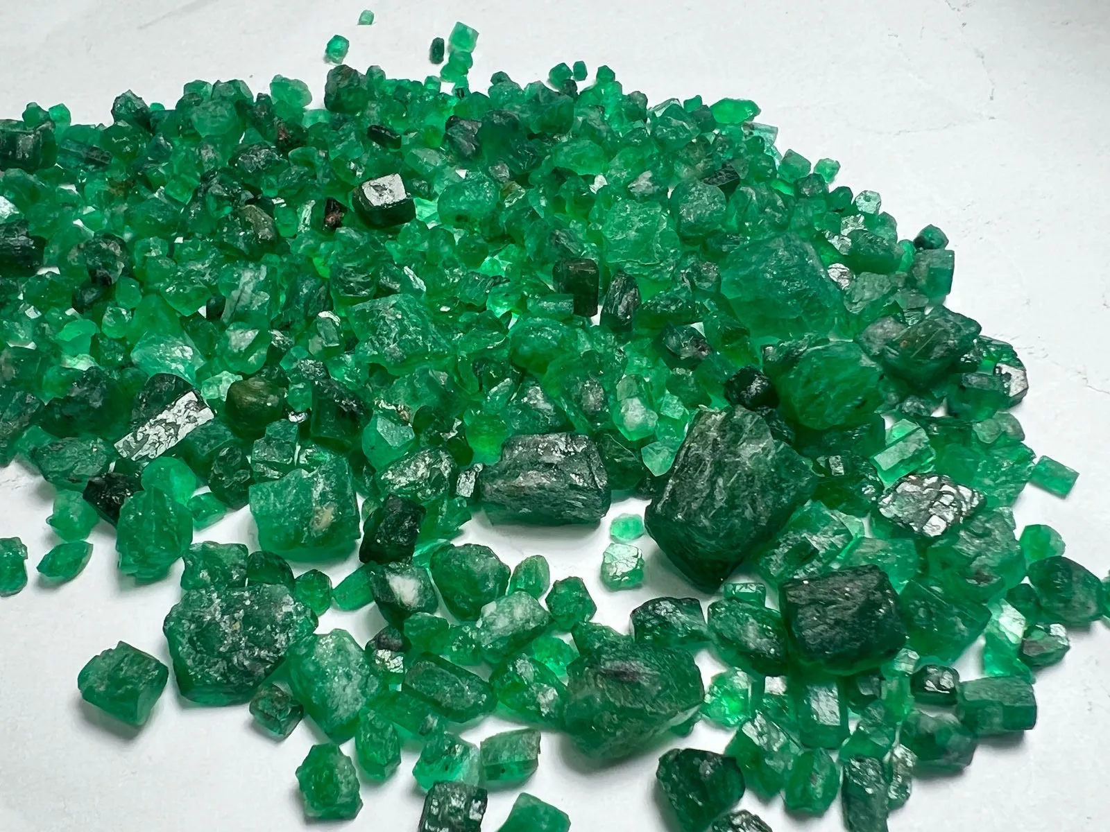 150 carats Vivid Green Raw Emerald Gemstones