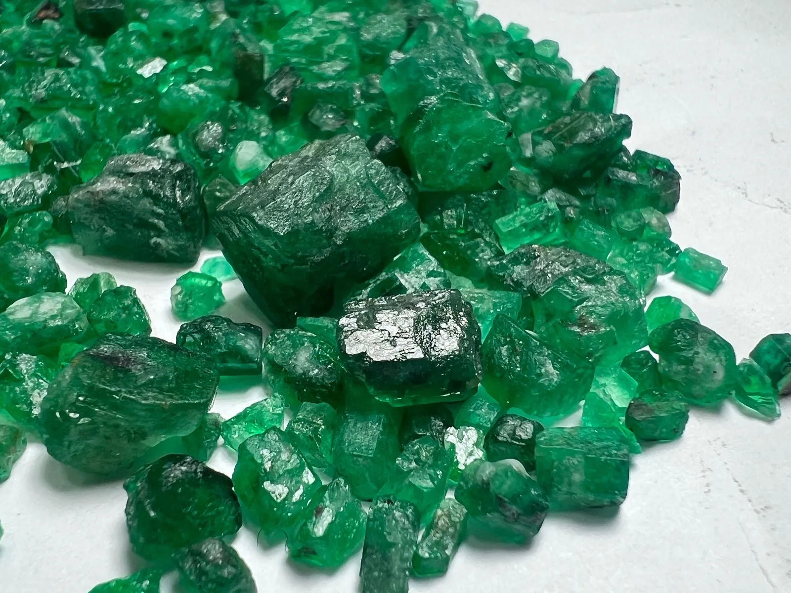 150 carats Vivid Green Raw Emerald Gemstones