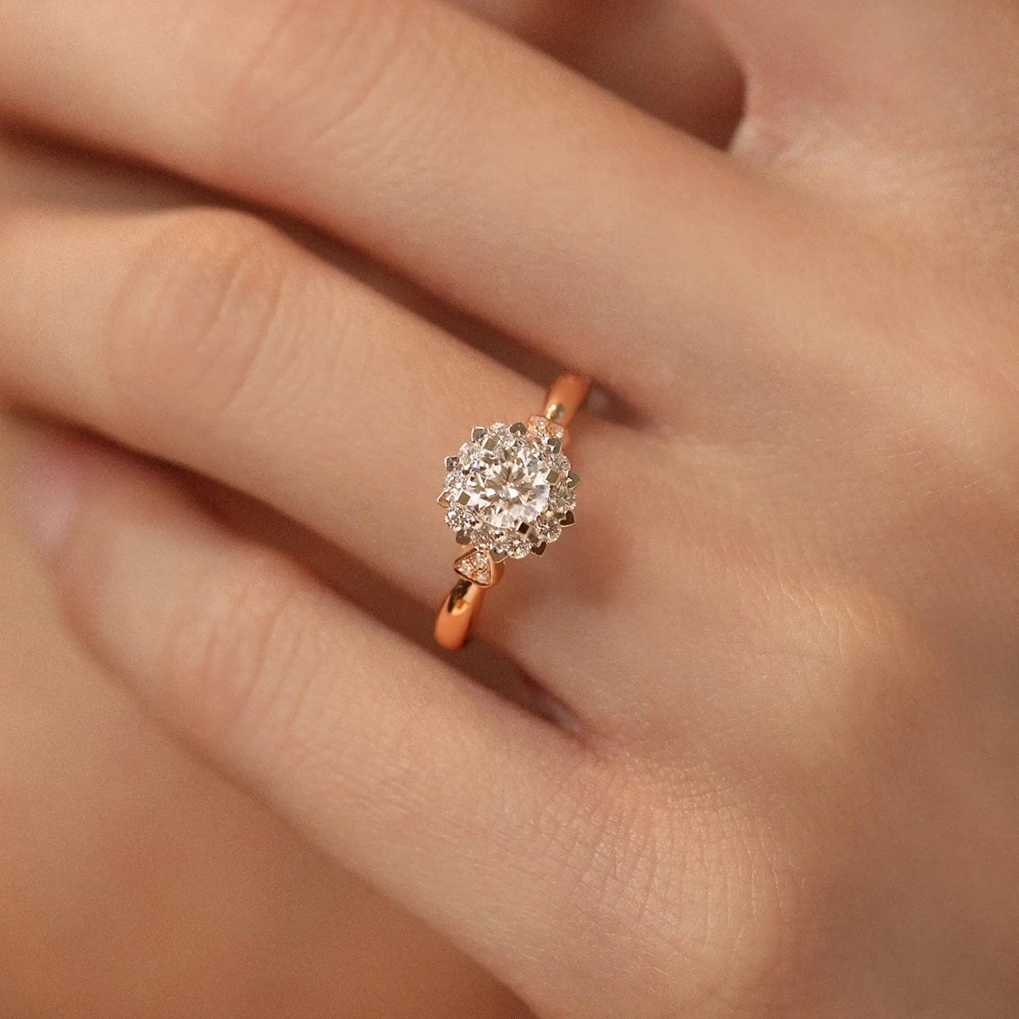 18k Art Deco Round Cut Diamond Halo Engagement Ring