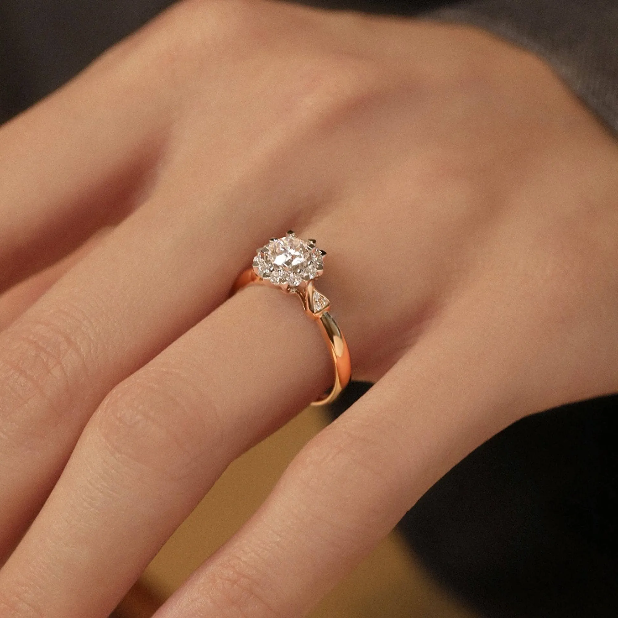 18k Art Deco Round Cut Diamond Halo Engagement Ring
