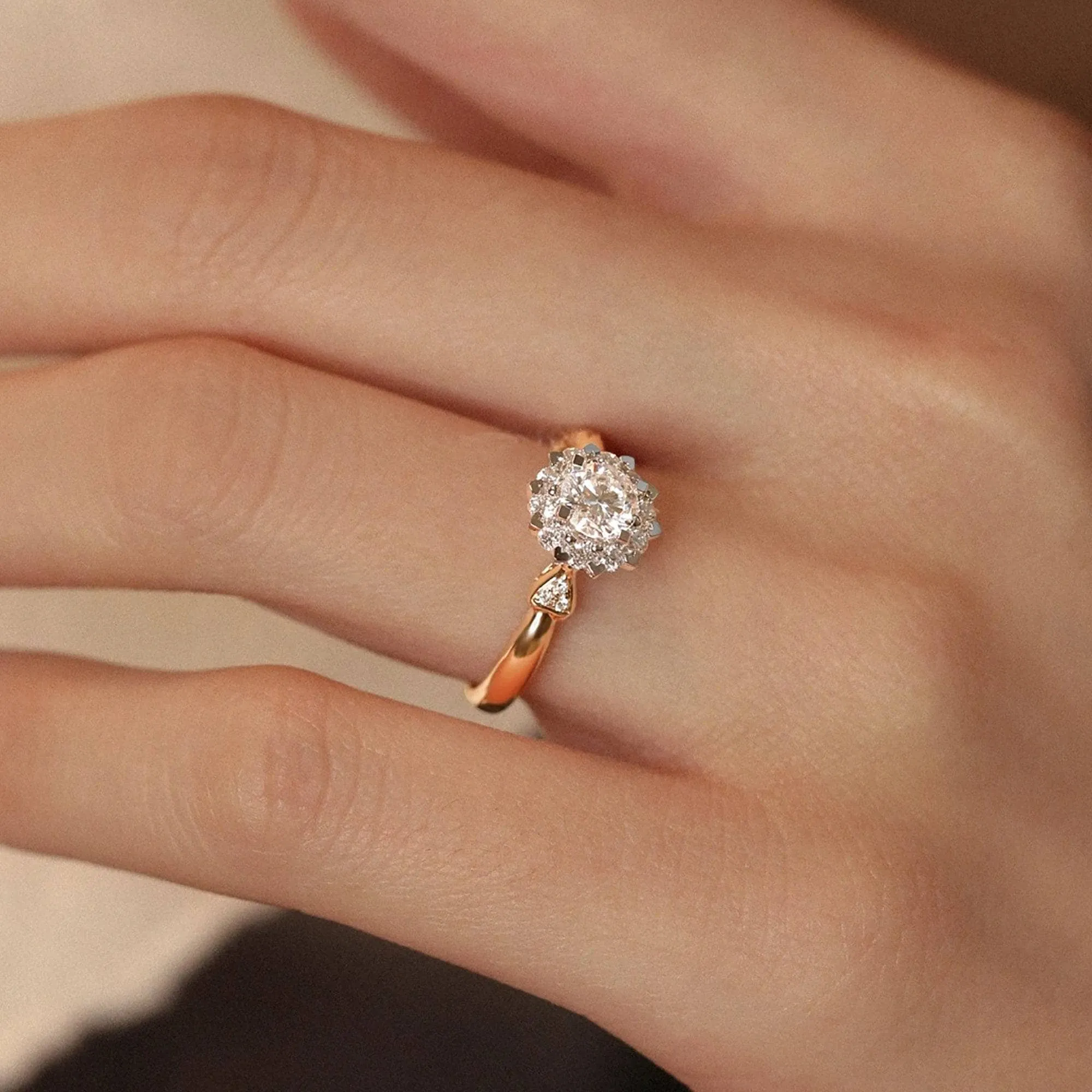 18k Art Deco Round Cut Diamond Halo Engagement Ring