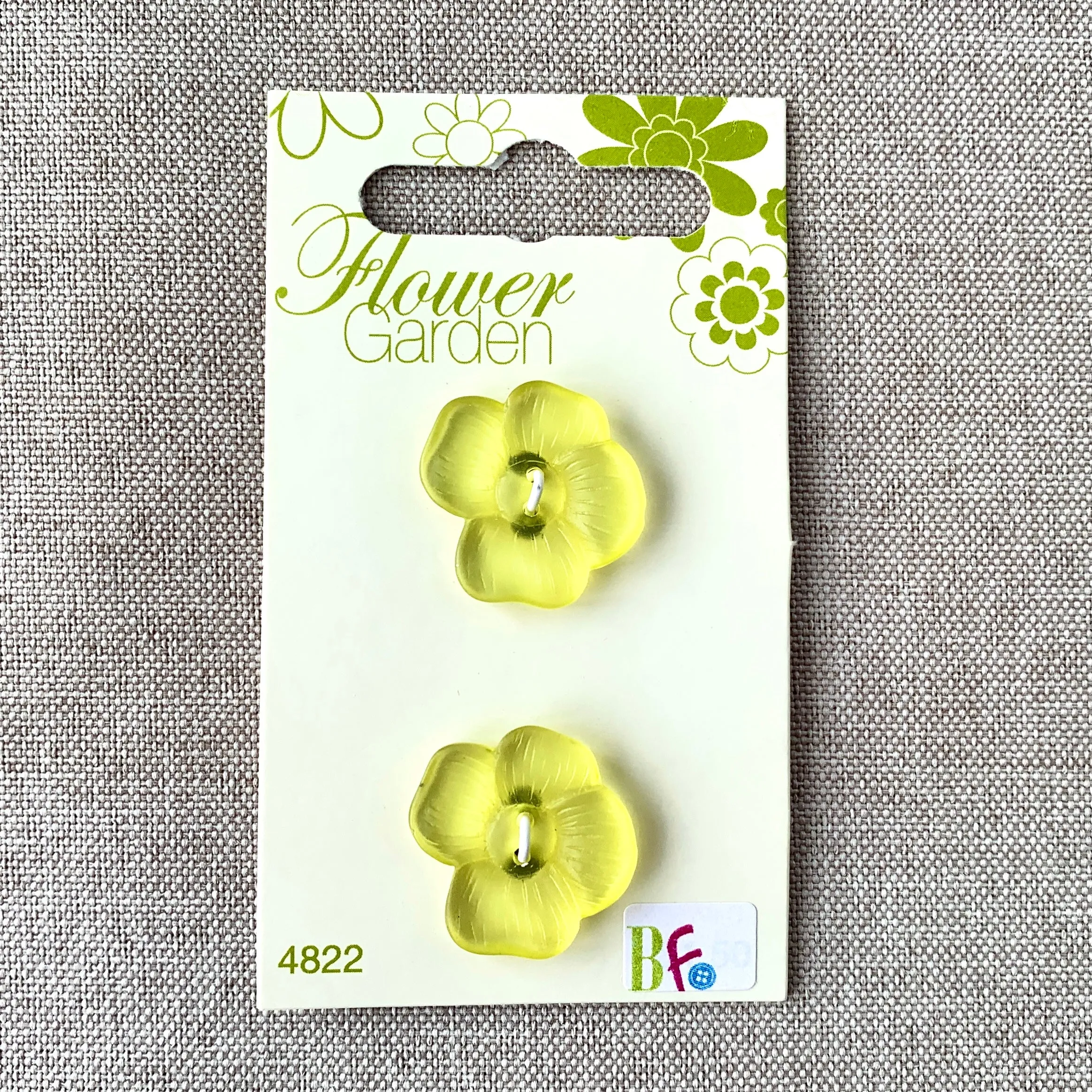 4822 Yellow Flower - Flower Garden - 2 Hole - 19mm Buttons