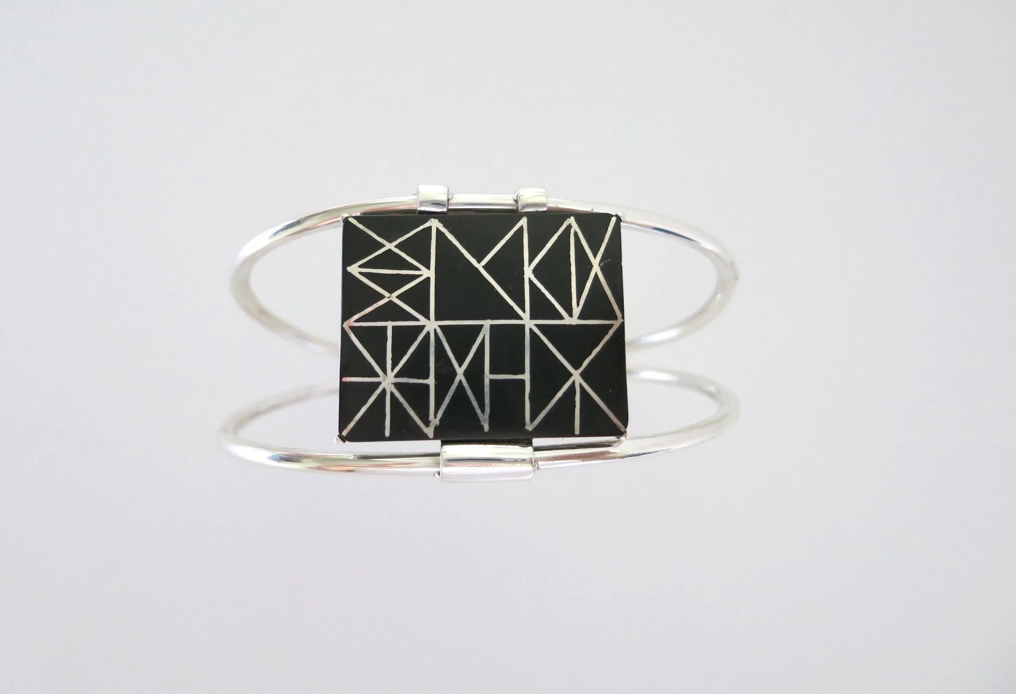 Can't-take-eyes-off-it rectangular Bidri cuff