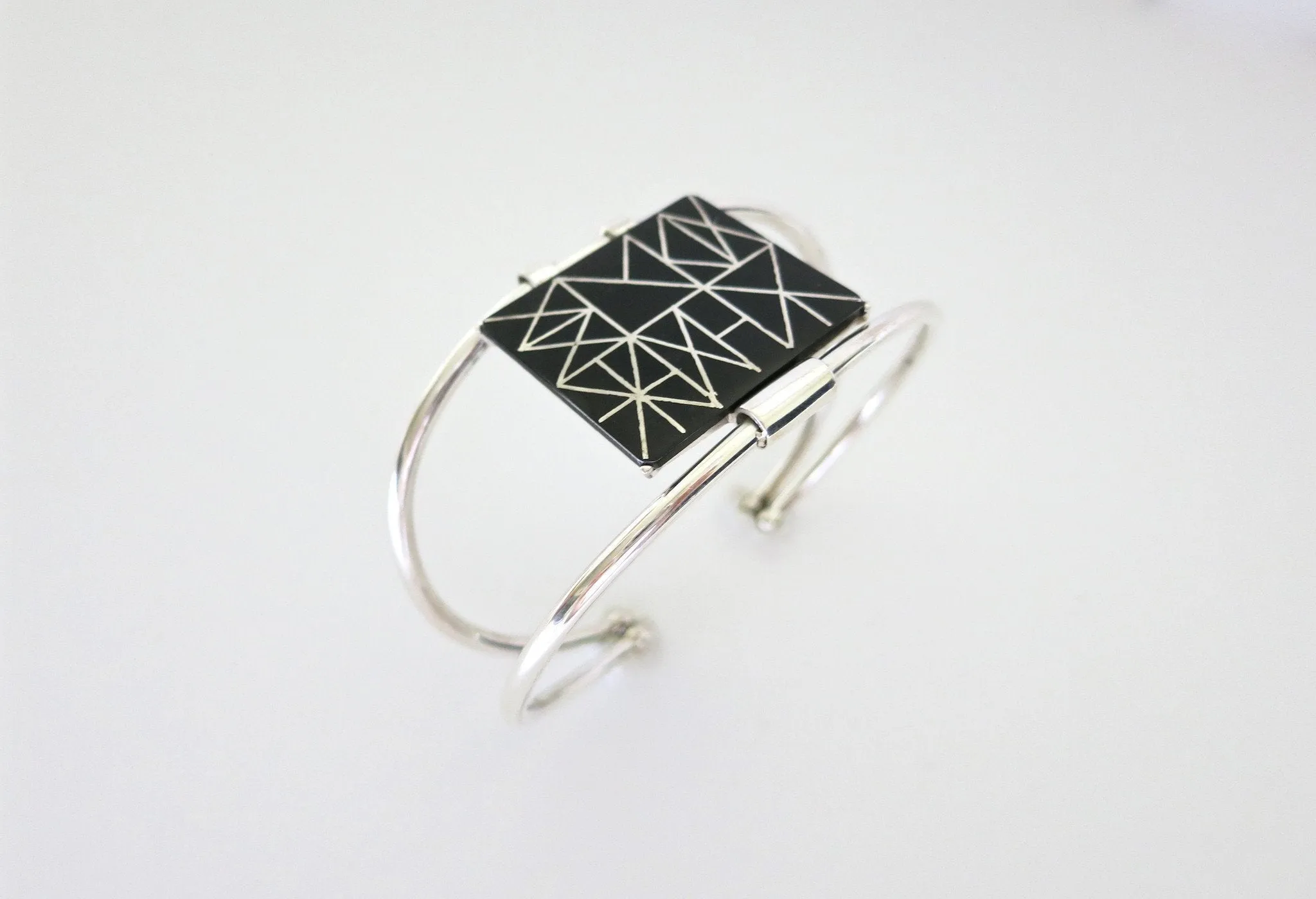 Can't-take-eyes-off-it rectangular Bidri cuff