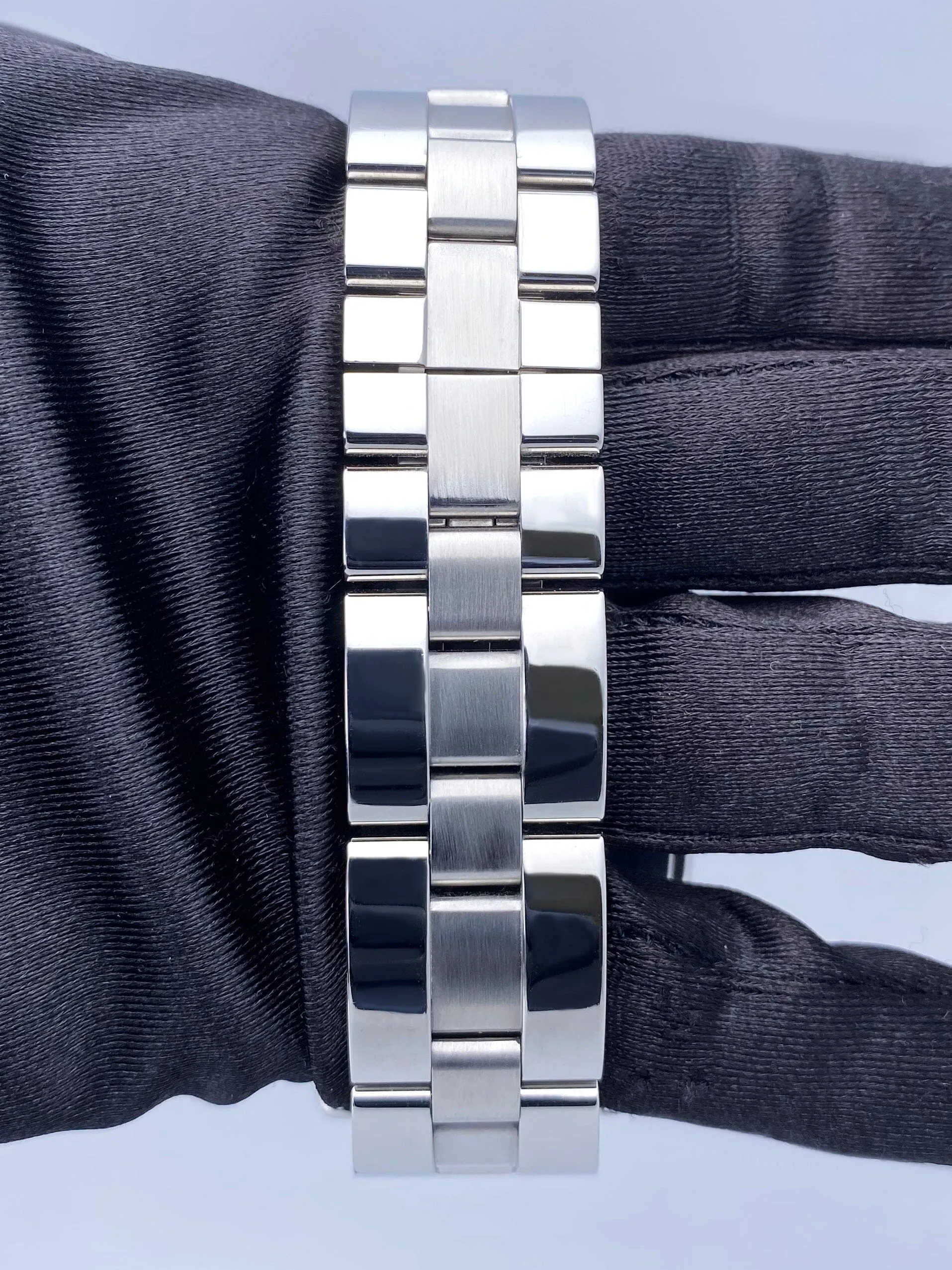 Cartier Roadster W62019X6 Silver Dial Mens Watch Box Papers