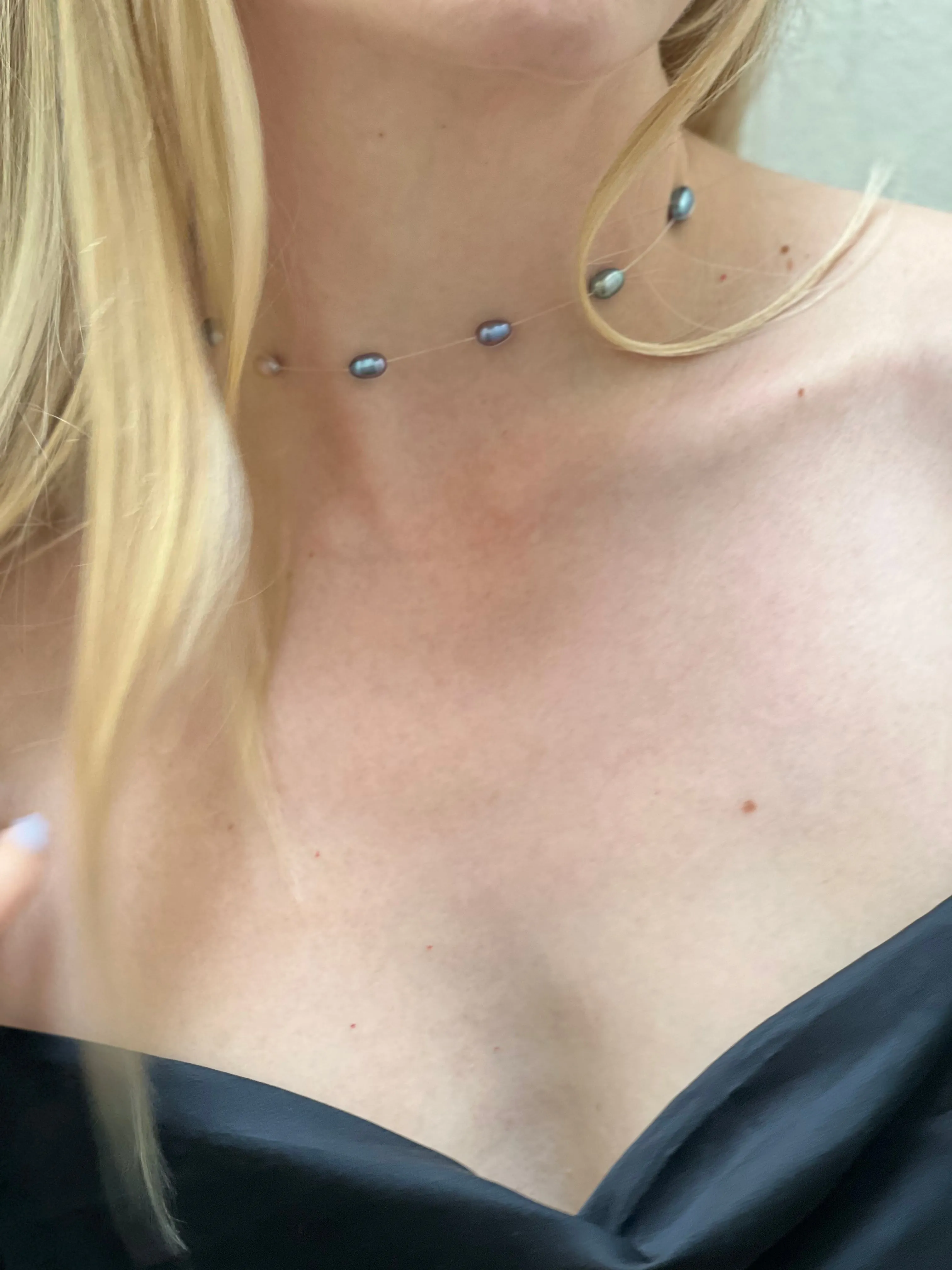 FLOATING PEARL NECKLACE BLACK
