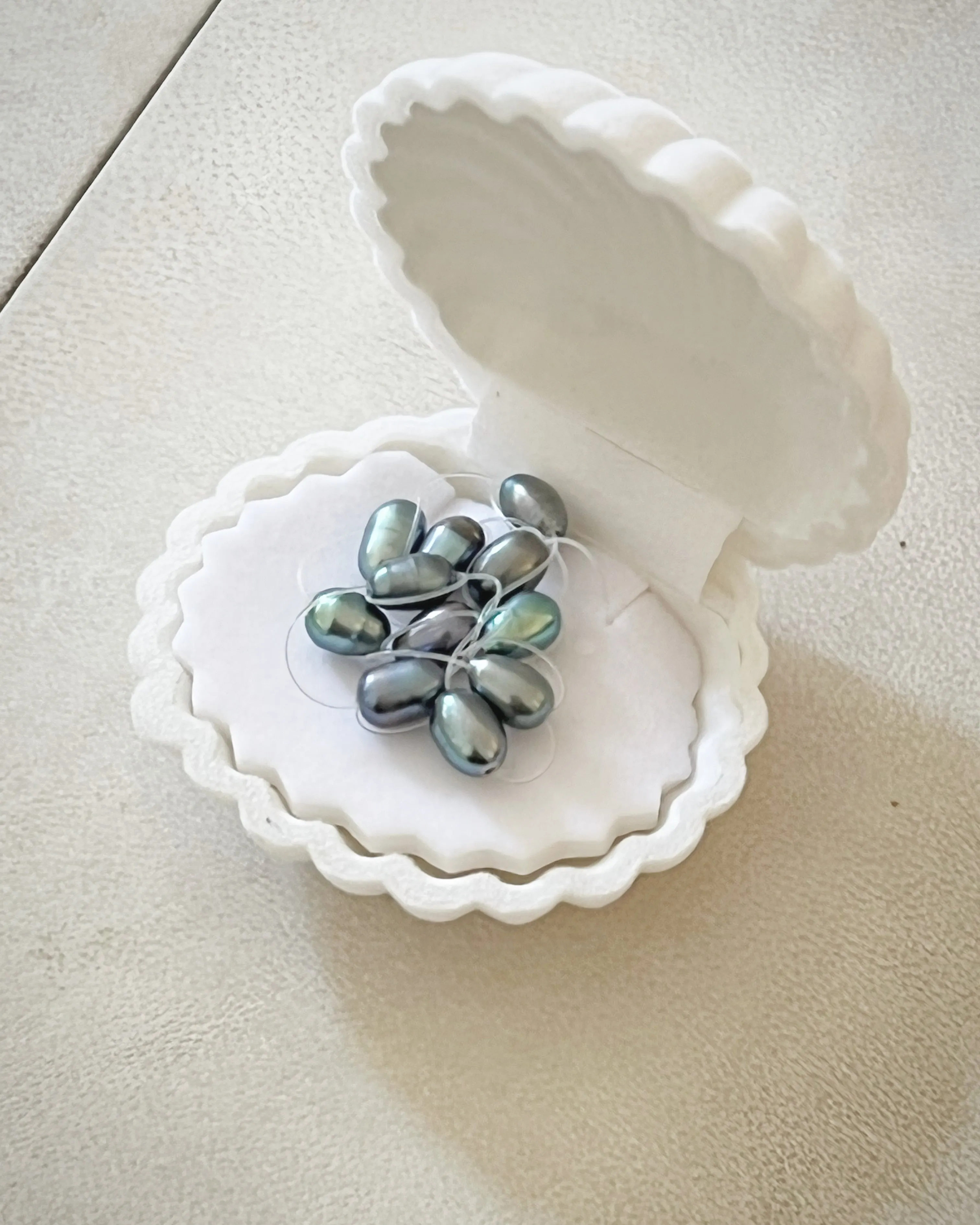 FLOATING PEARL NECKLACE BLACK