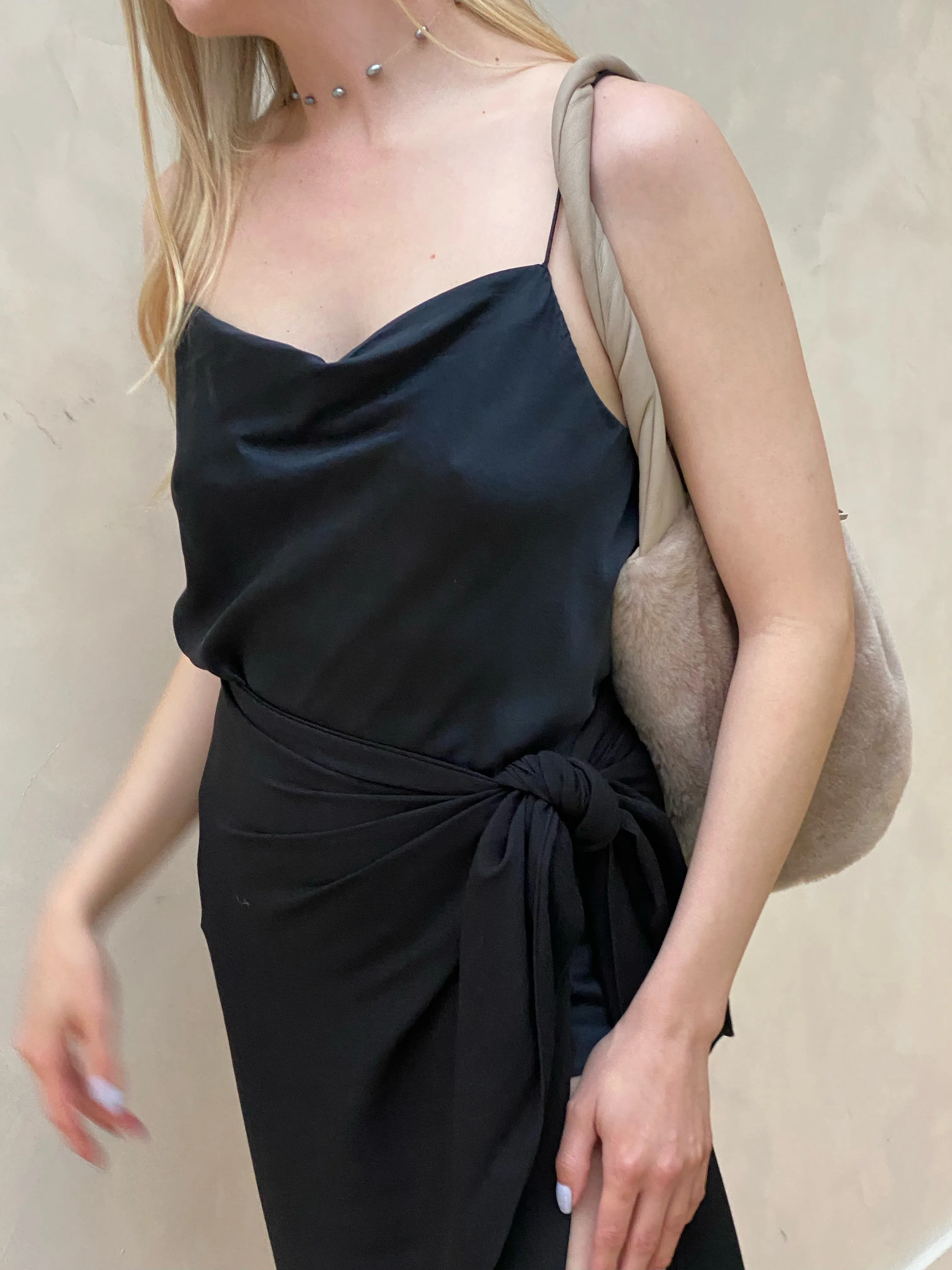 FLOATING PEARL NECKLACE BLACK