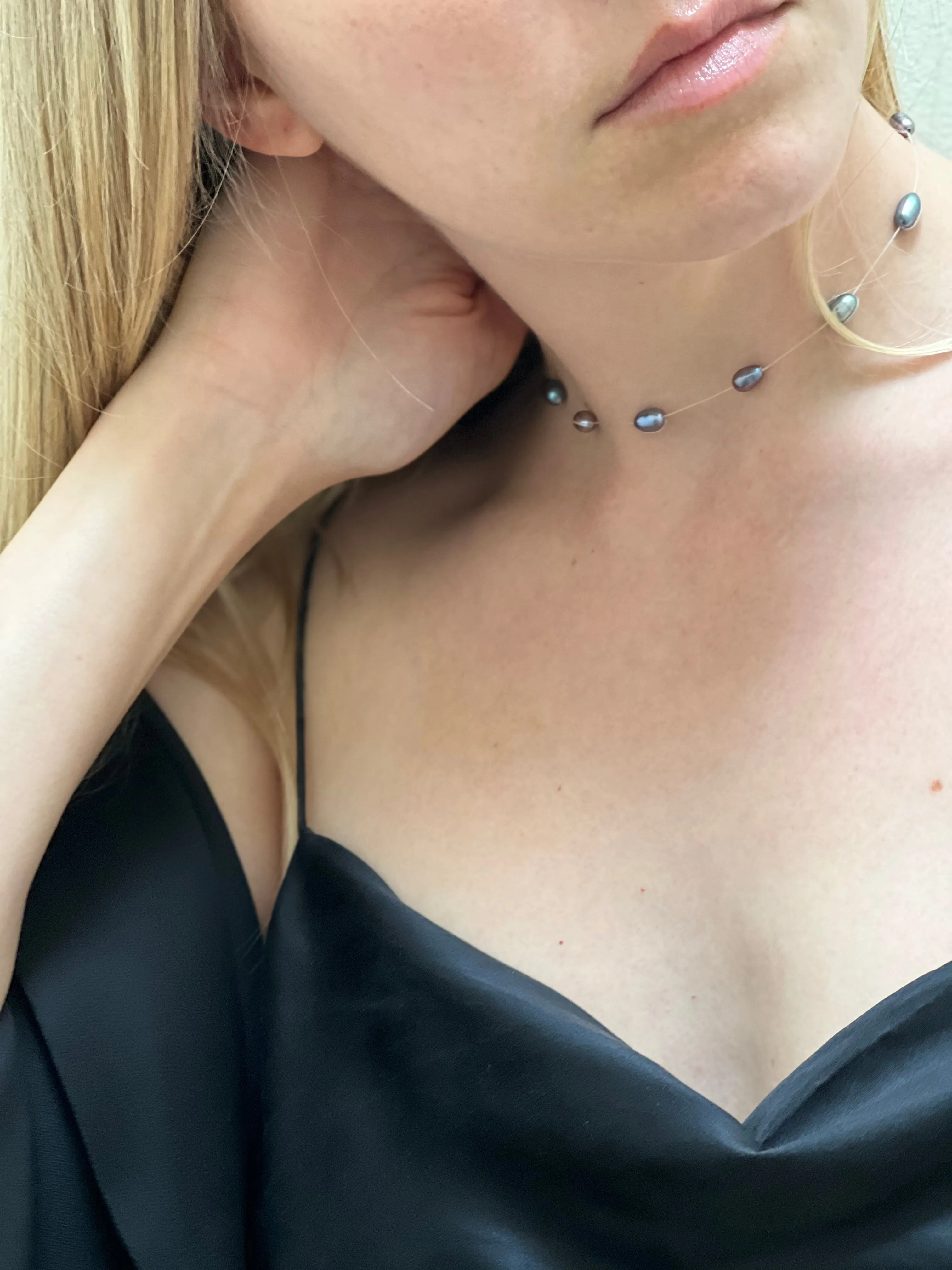 FLOATING PEARL NECKLACE BLACK