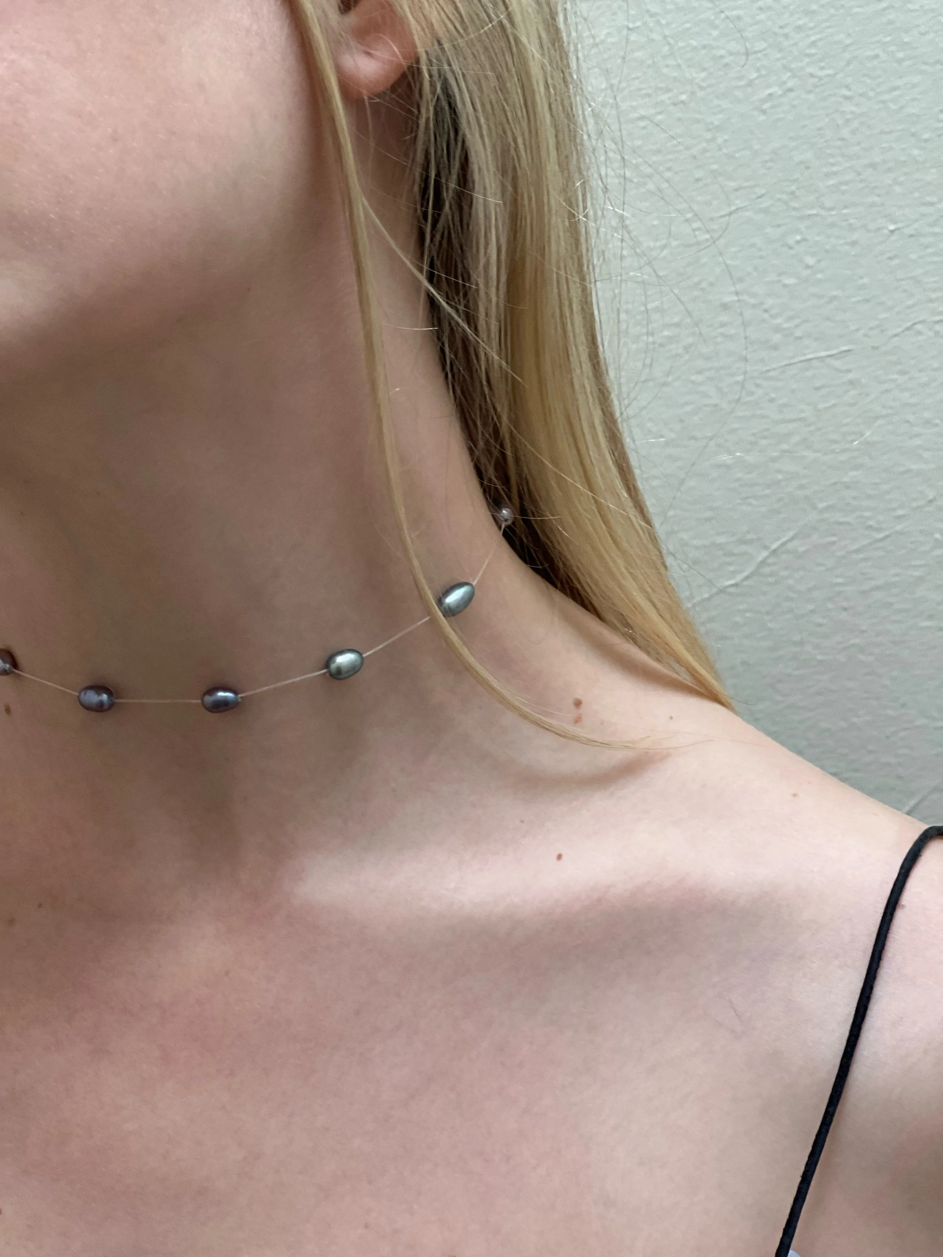 FLOATING PEARL NECKLACE BLACK