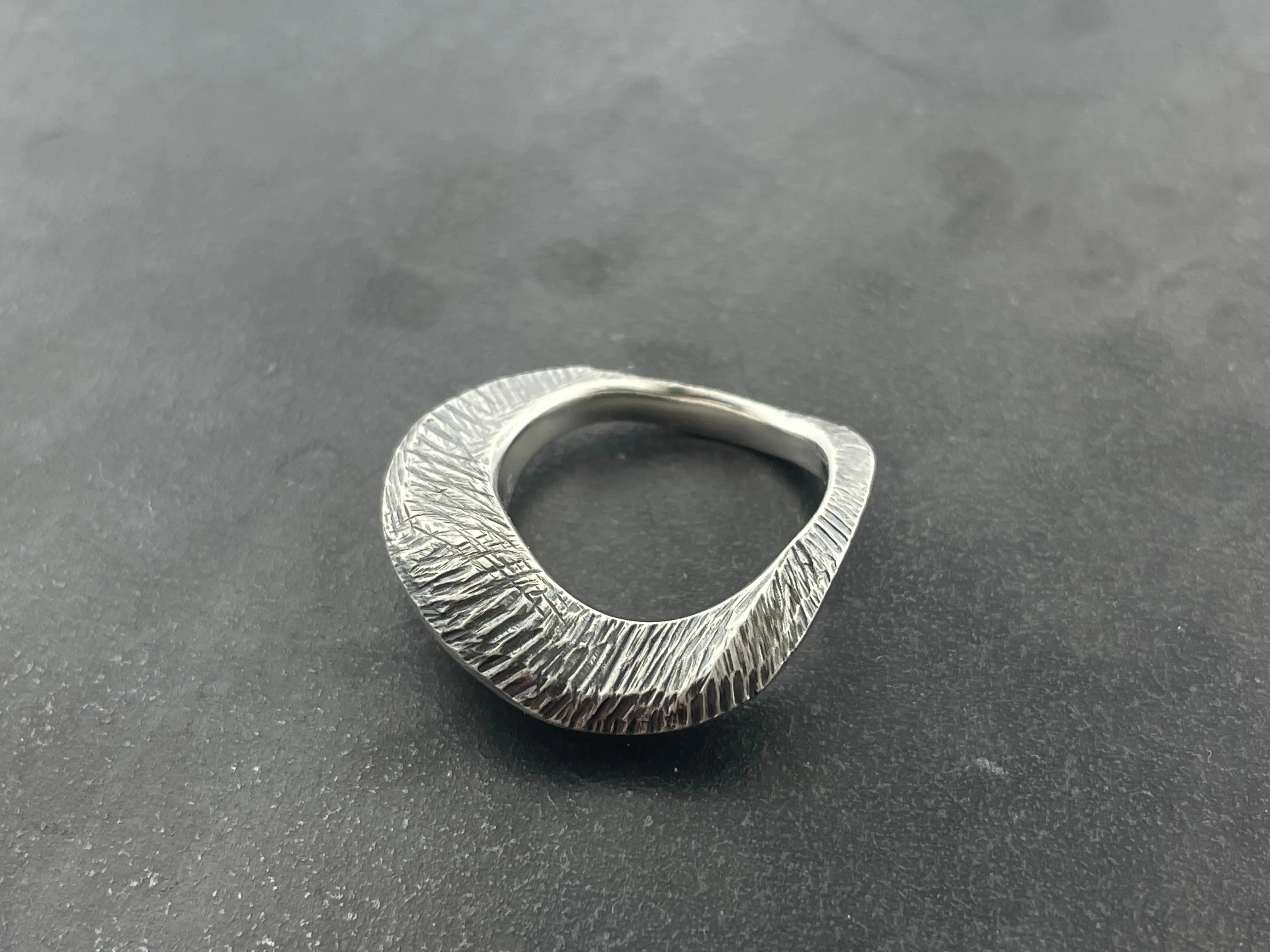 In Flow ring with scratch texture