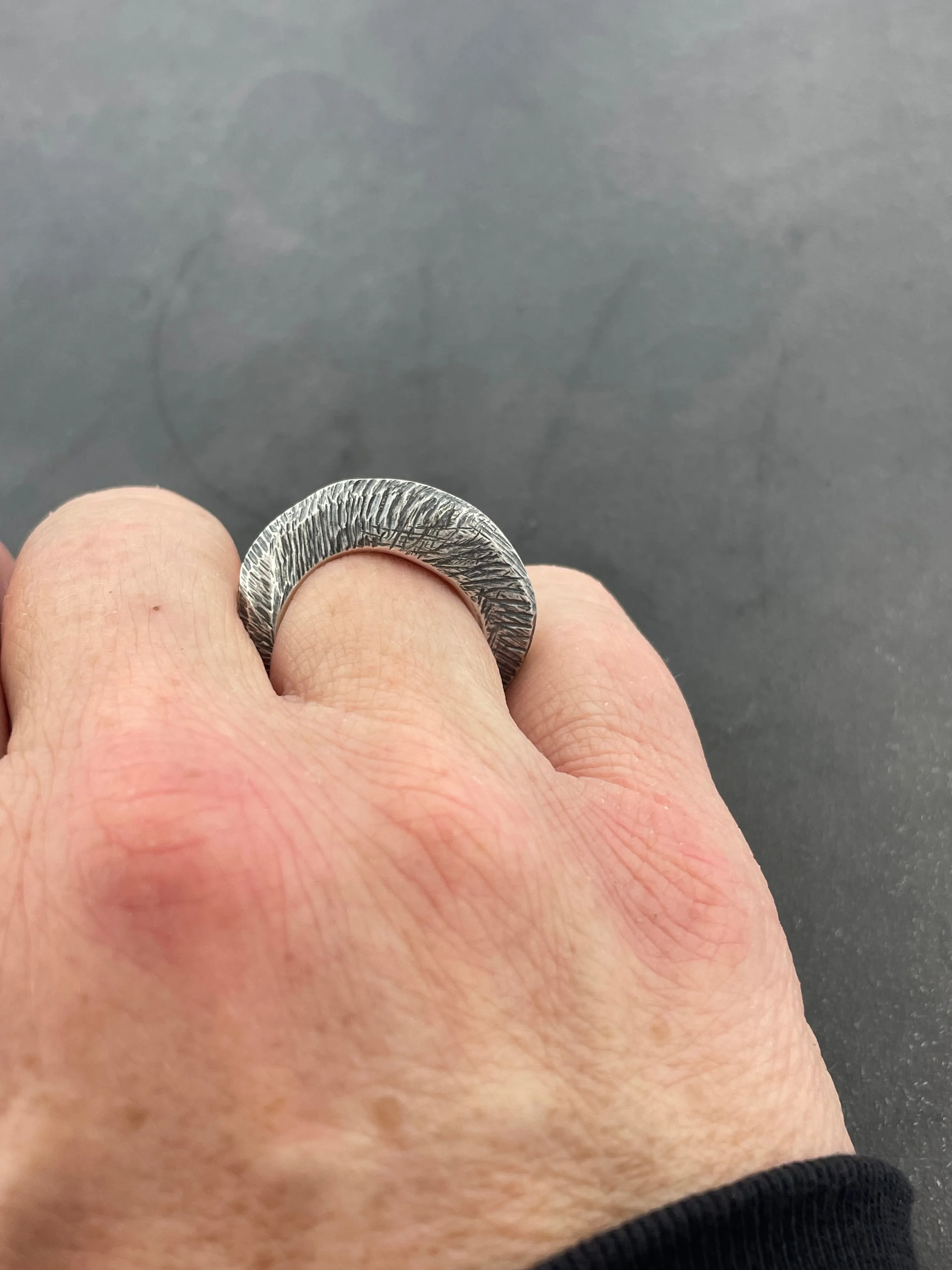 In Flow ring with scratch texture