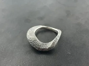 In Flow ring with scratch texture