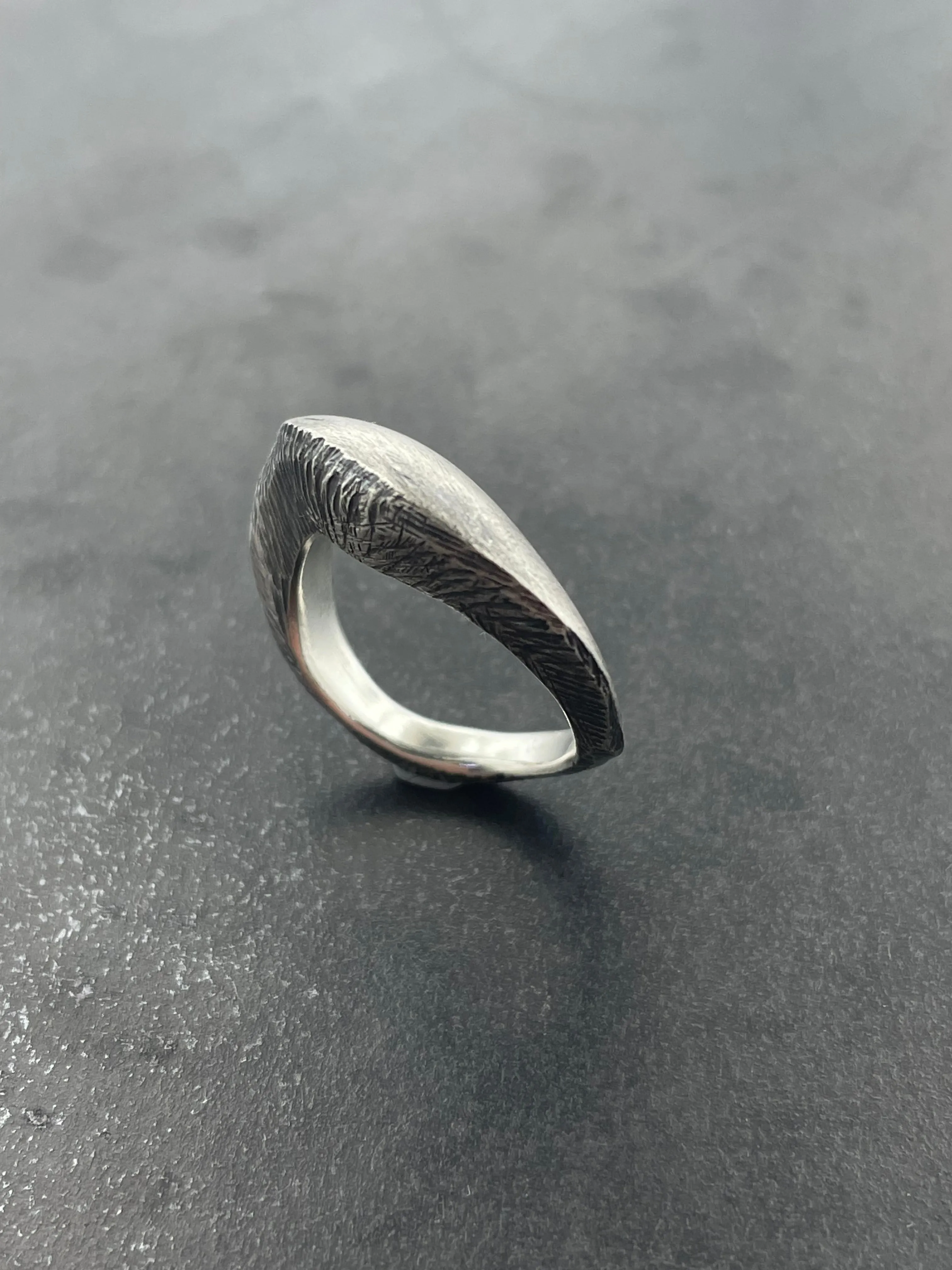 In Flow ring with scratch texture