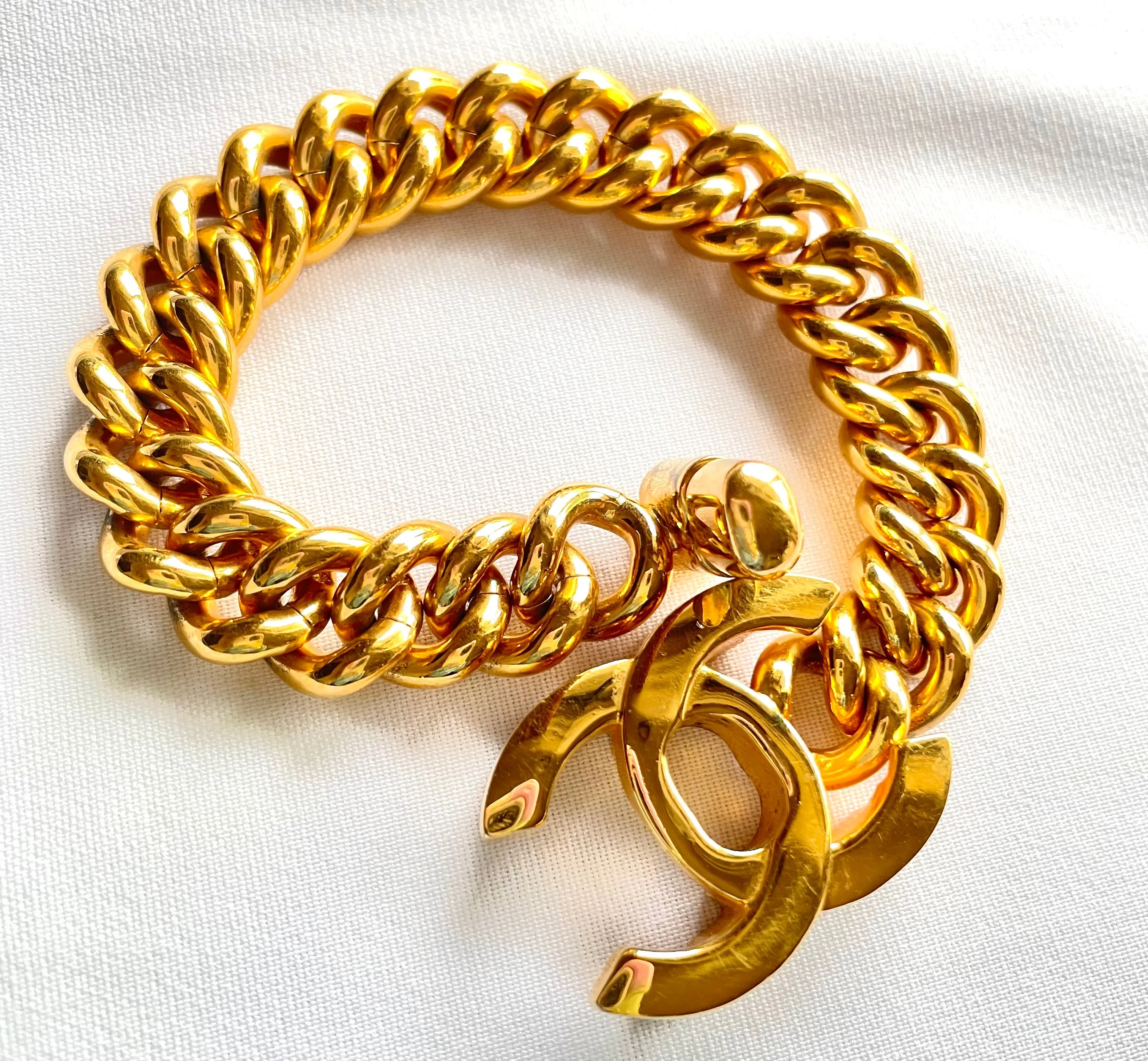 W5 Vintage Chanel turn lock CC chain bracelet. Must have 90s jewelry. Large CC motif. 041204ra1. Thick chain bracelet.
