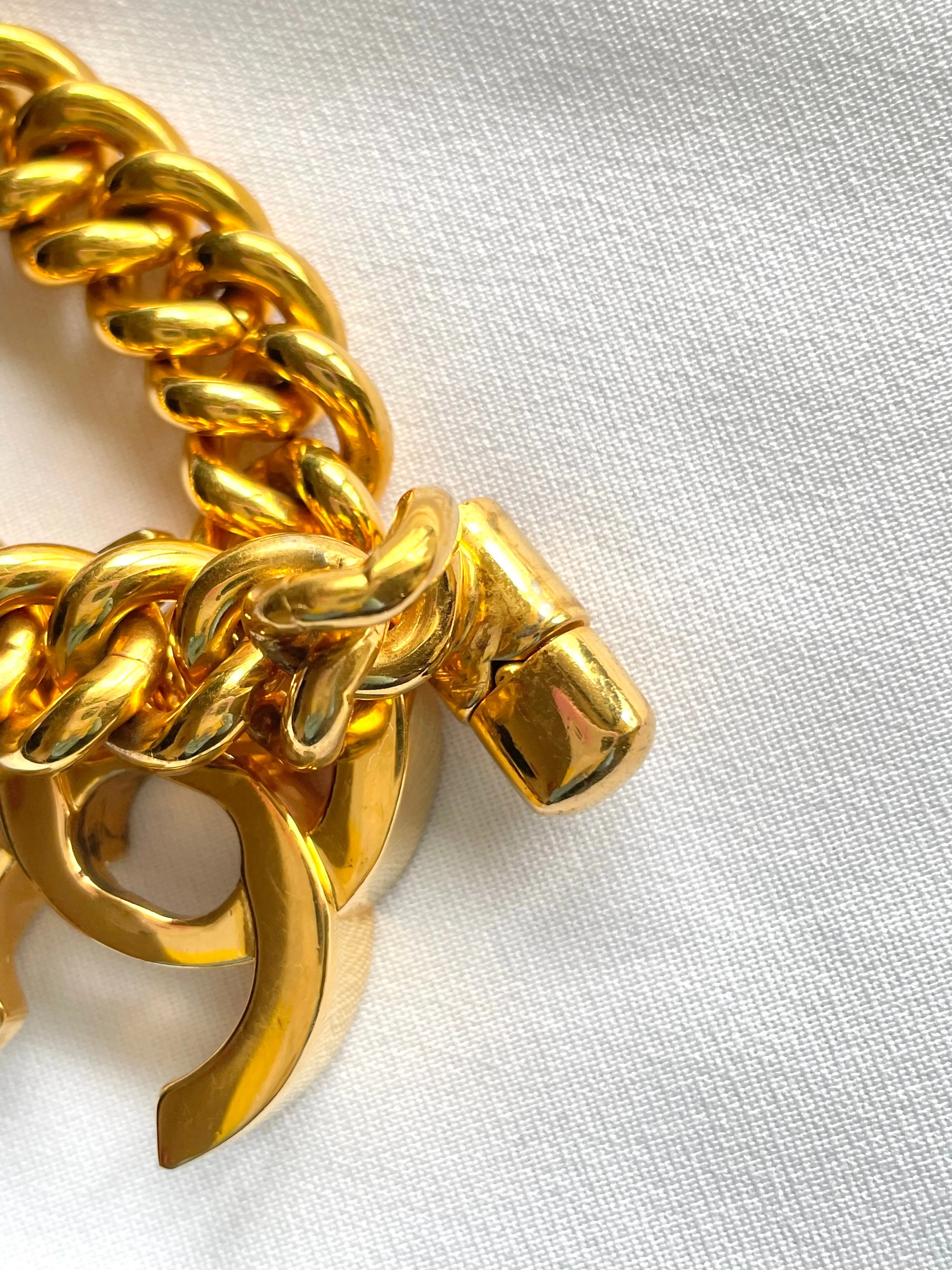 W5 Vintage Chanel turn lock CC chain bracelet. Must have 90s jewelry. Large CC motif. 041204ra1. Thick chain bracelet.