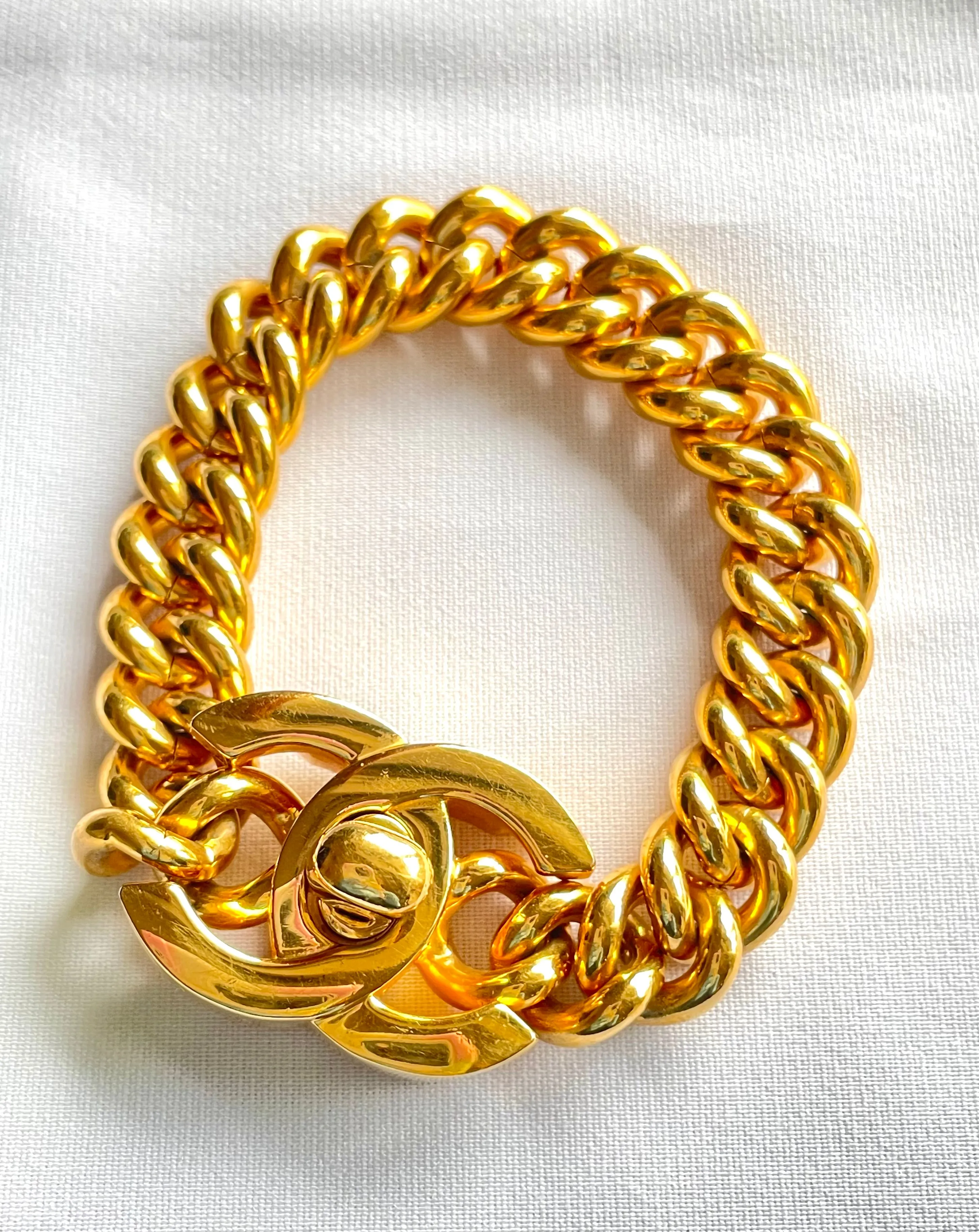 W5 Vintage Chanel turn lock CC chain bracelet. Must have 90s jewelry. Large CC motif. 041204ra1. Thick chain bracelet.