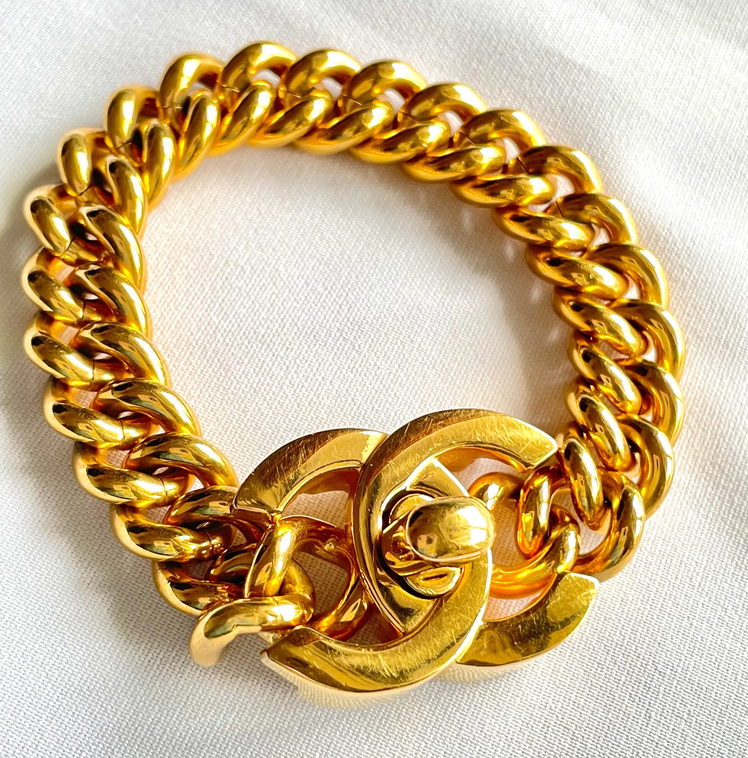 W5 Vintage Chanel turn lock CC chain bracelet. Must have 90s jewelry. Large CC motif. 041204ra1. Thick chain bracelet.