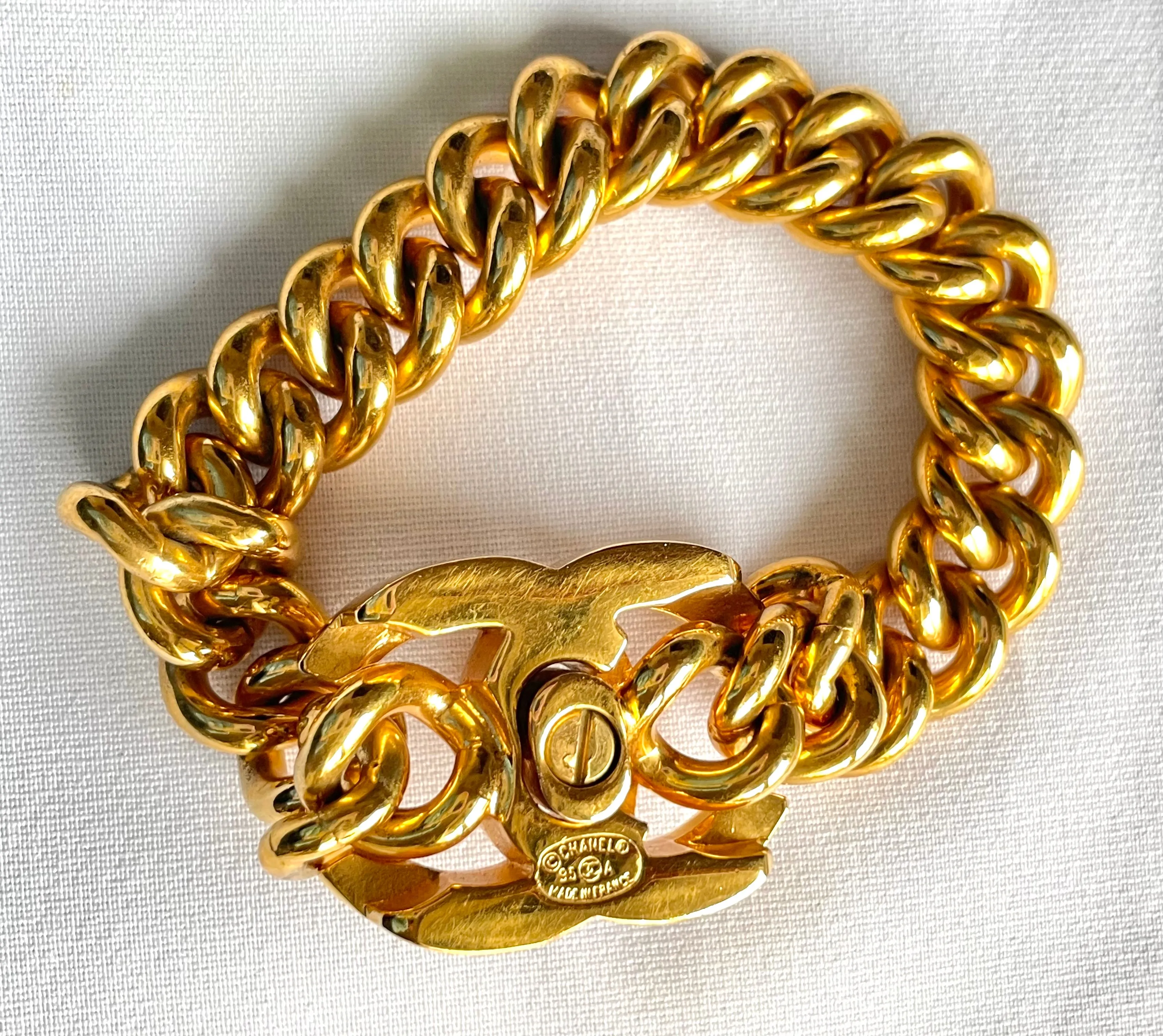 W5 Vintage Chanel turn lock CC chain bracelet. Must have 90s jewelry. Large CC motif. 041204ra1. Thick chain bracelet.