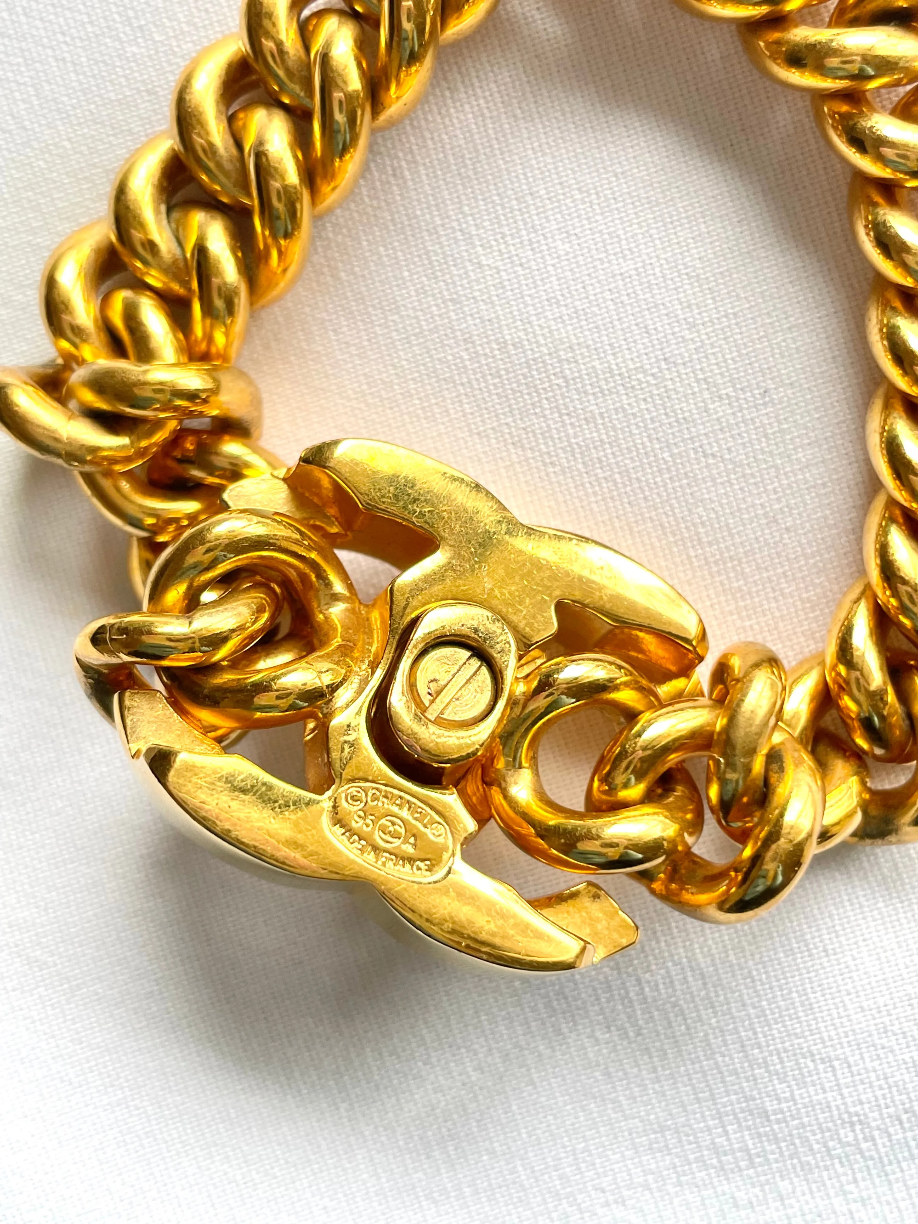 W5 Vintage Chanel turn lock CC chain bracelet. Must have 90s jewelry. Large CC motif. 041204ra1. Thick chain bracelet.